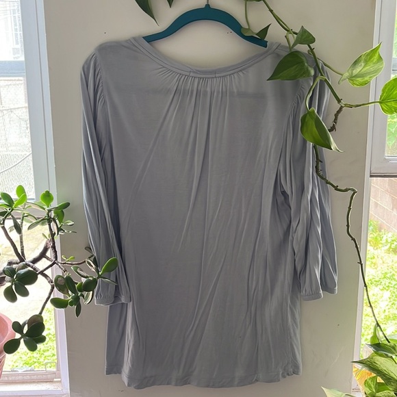 Gap sweater/shirt. - Picture 2 of 3